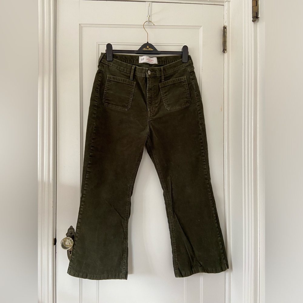 GAP '70s Flare High Rise in forest green corduroy, size 32/14